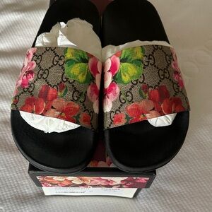 Gucci Women's Bloom Supreme Floral Slide Sandals - Black and Pink